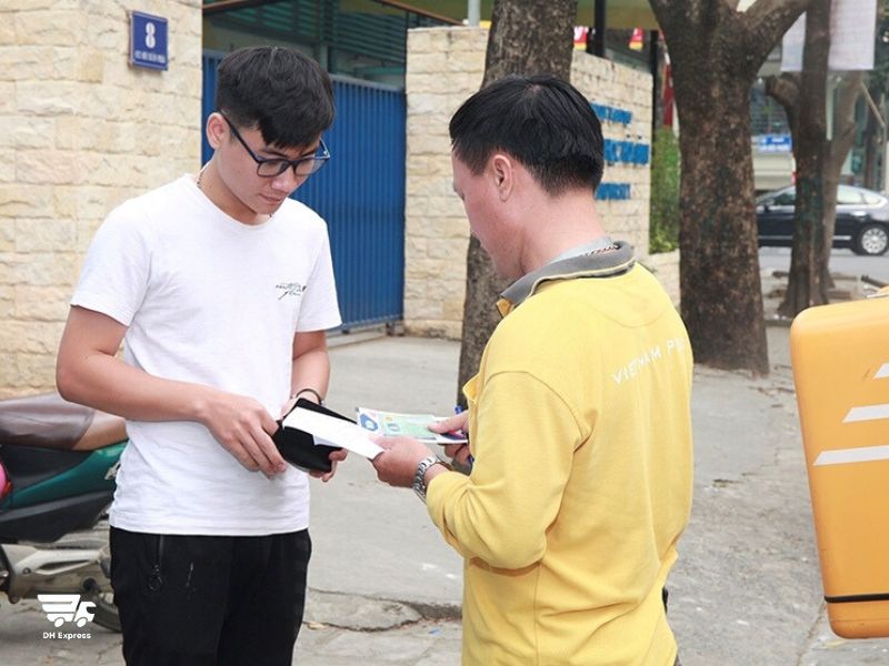 so sanh gui hang buu dien nguoi nhan tra tien ship voi các don vi khac