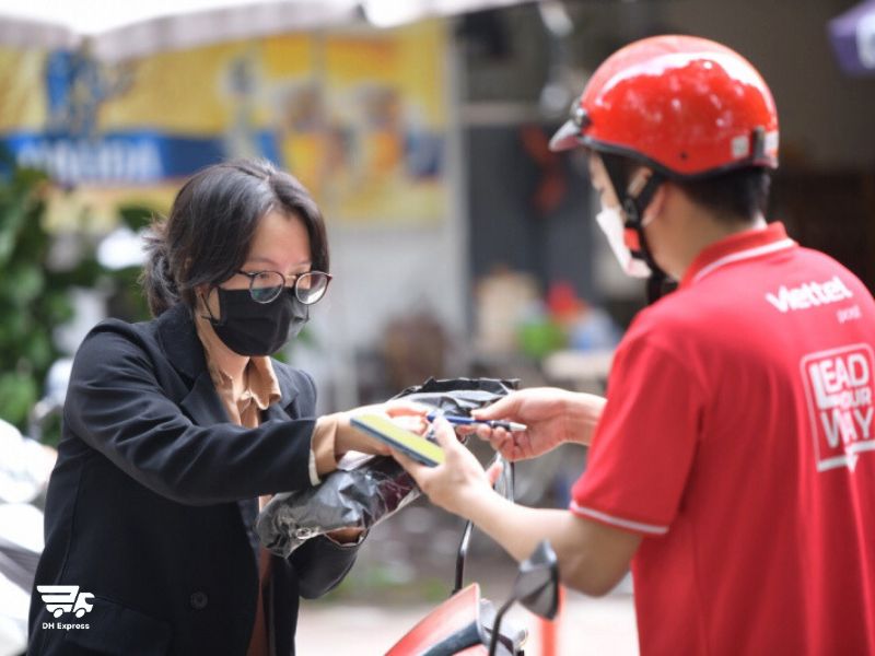 viettel post chuyen phat nhanh sai gon ha noi trong ngay