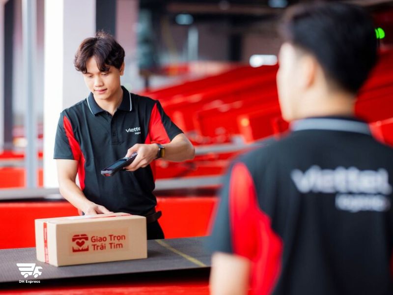 gia cuoc chuyen phat nhanh hoa toc viettel post