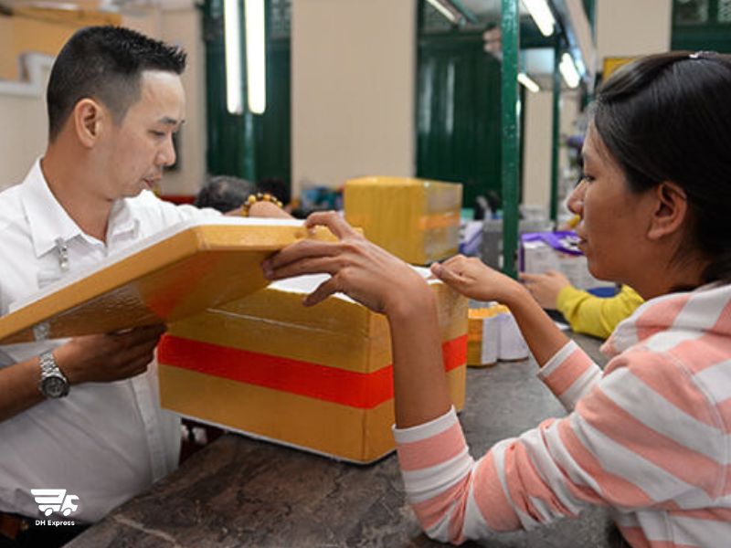 buu dien co nhan gui hoa qua khong