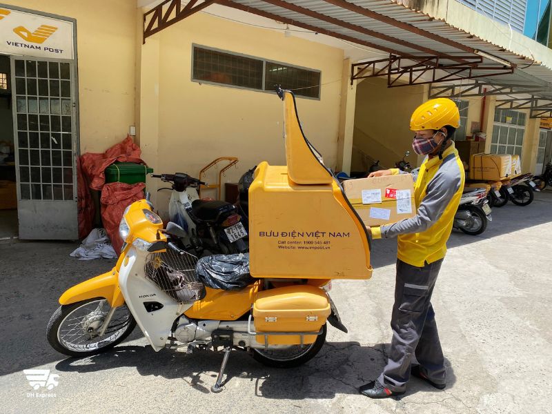 buu dien co giao hang chu nhat khong